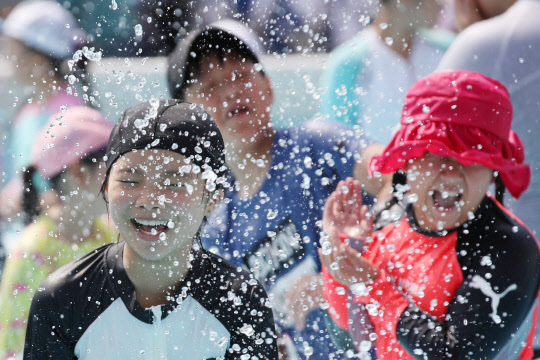 3일 성북구 서울 숭례초등학교 운동장에 설치된 물놀이장에서 어린이 등이 더위를 식히고 있다.